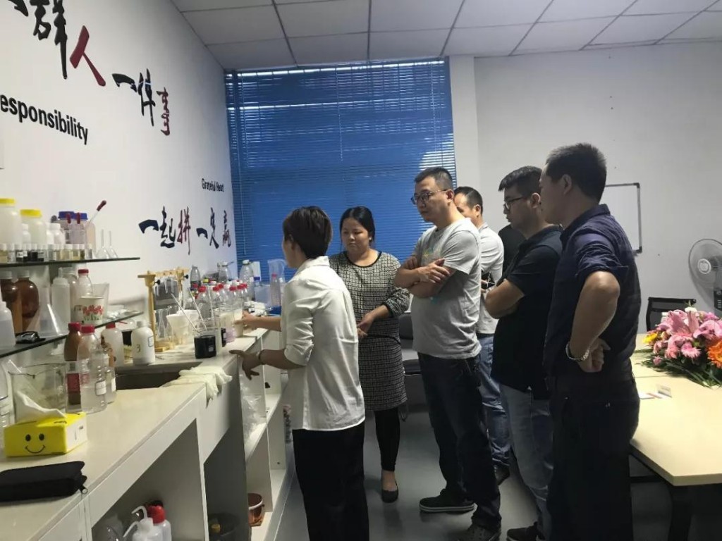 建樹環(huán)保童總演示污水處理過程